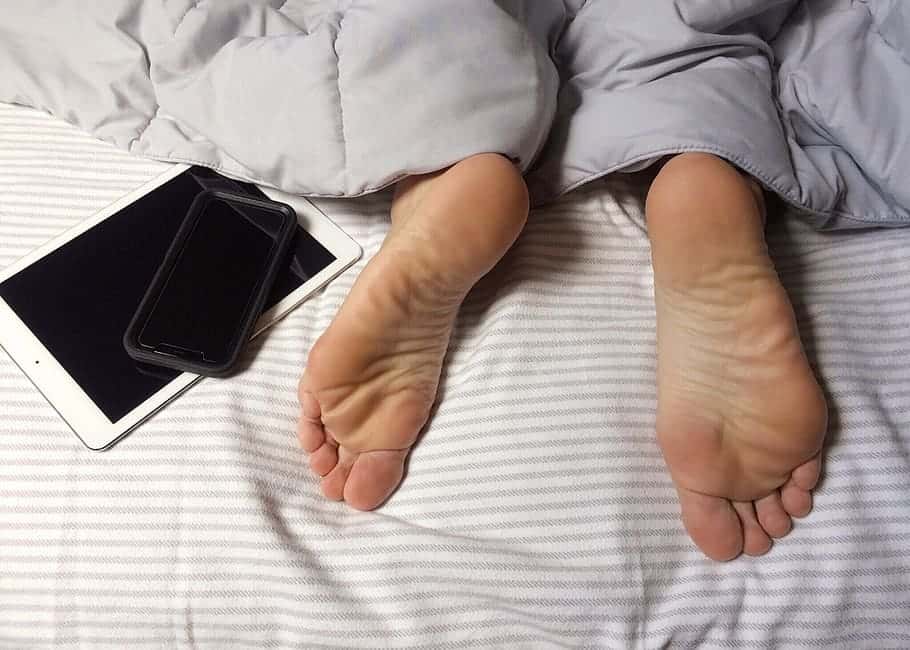 feet-sleeping-sleep-bed-technology-comfortable
