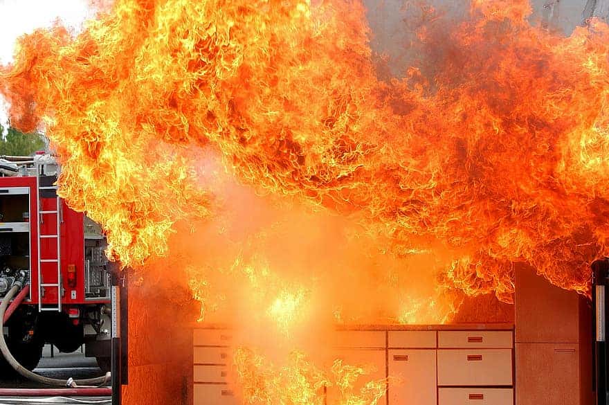 fire-feuerloeschuebung-kitchen-fire-flame-water-darting-flame