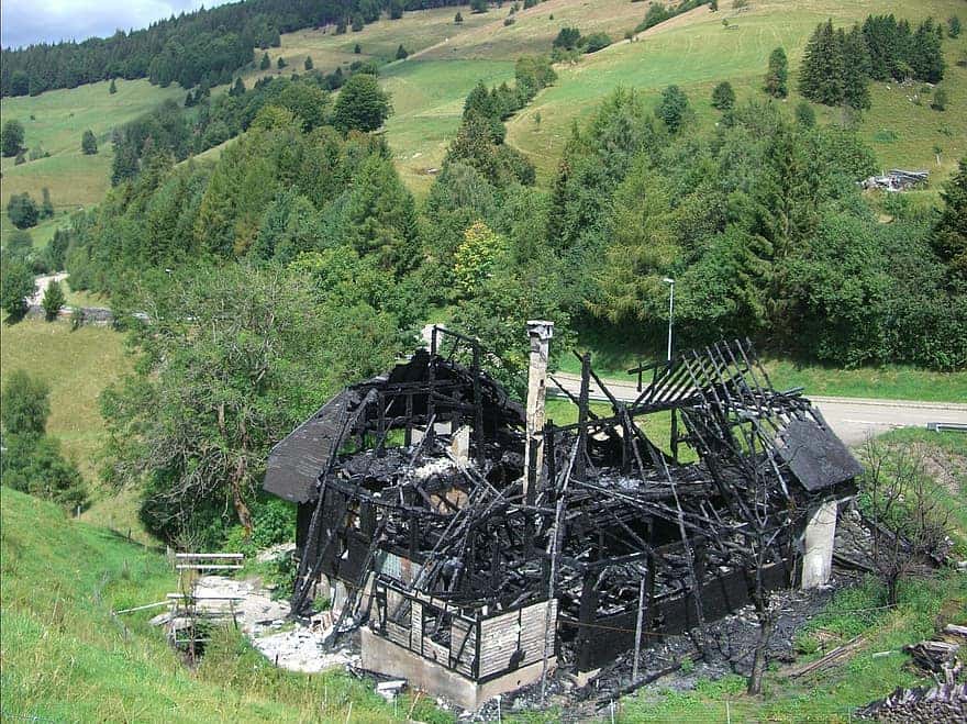 house-burned-down-charred-black-ash-brand-burned-collapsed-hofsgrund
