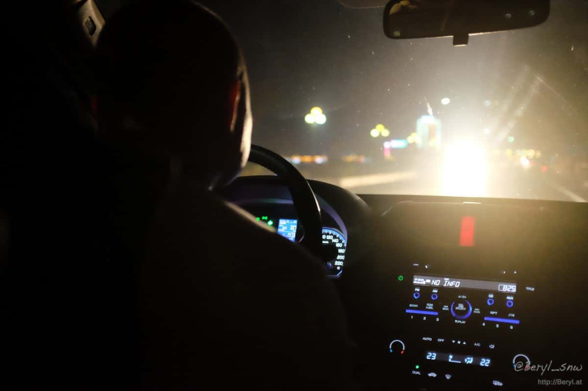 light_man_blur_car_night_35mm_evening_warm-187024