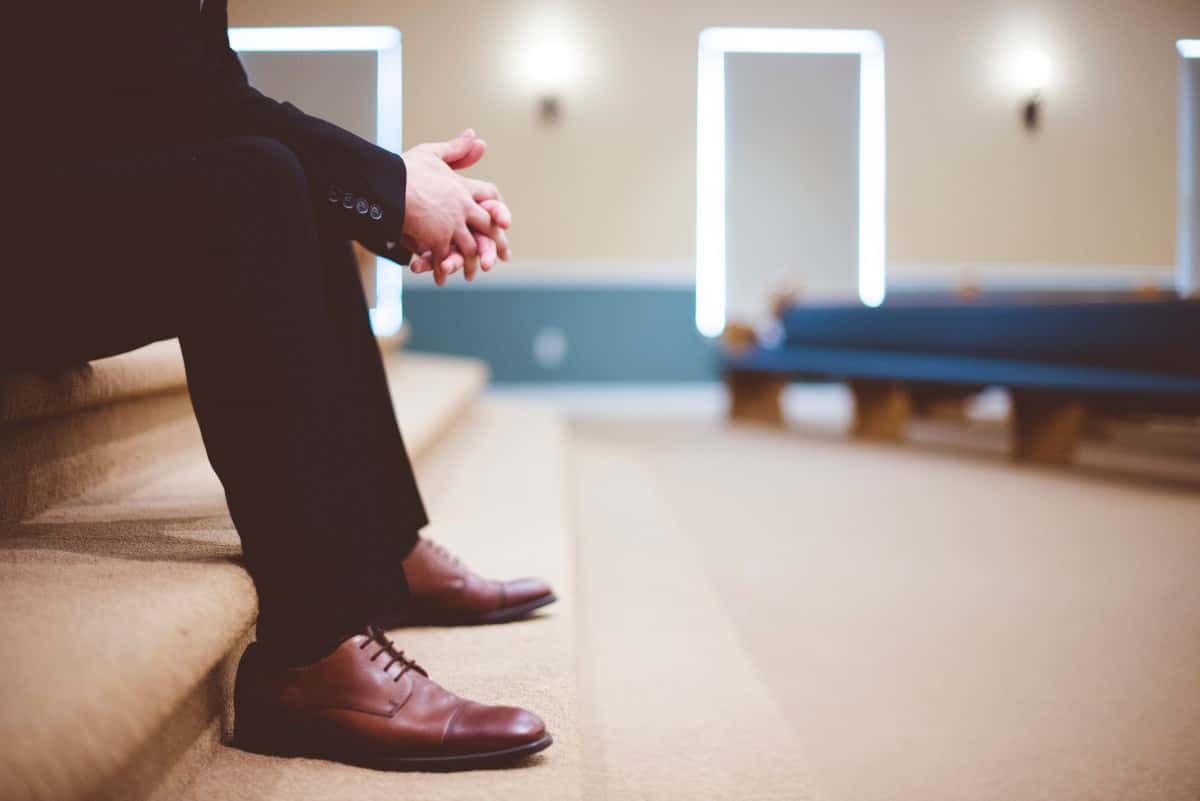 man_sitting_person_feet_waiting-1410917