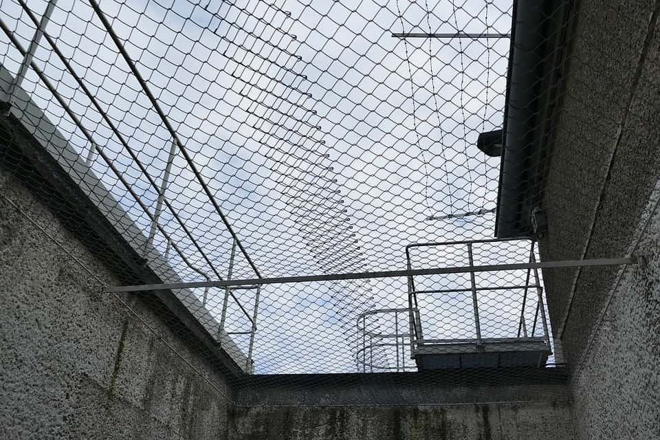 prison-4712885_960_720