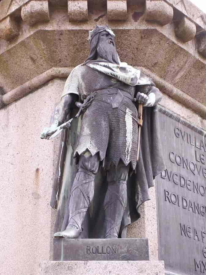 standard_compressed_Rollo_statue_in_falaise