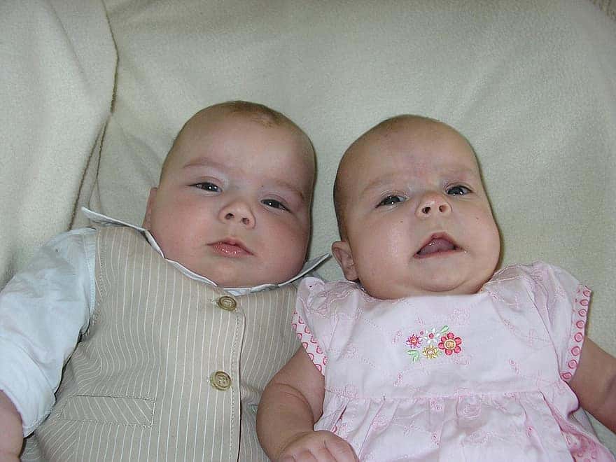twins-babies-siblings-infants-newborn-boy-girl-cute-adorable