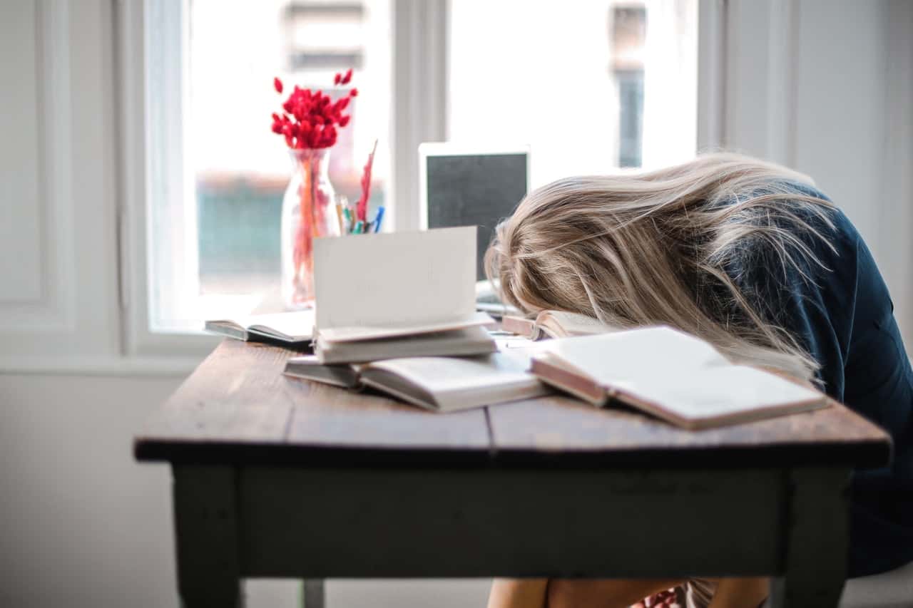 woman-leaning-on-table-3767411