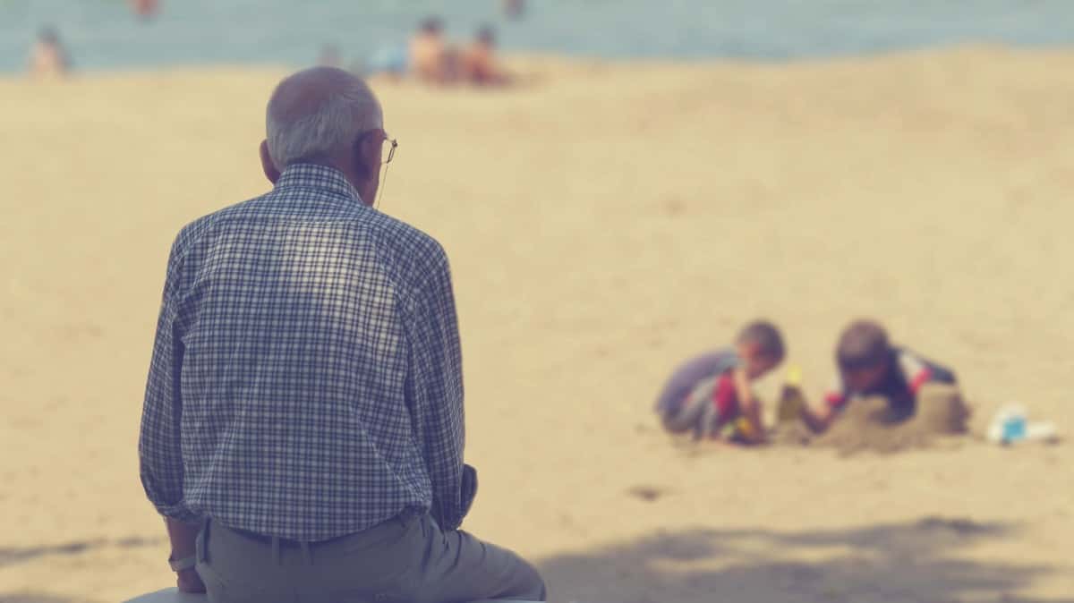 yalova_turkey_beach_marine_old_man_thinking_man_grandfather_children-1205716