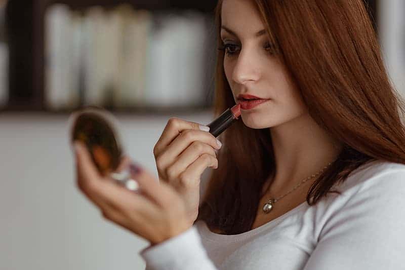 young-beautiful-woman-doing-her-make-up