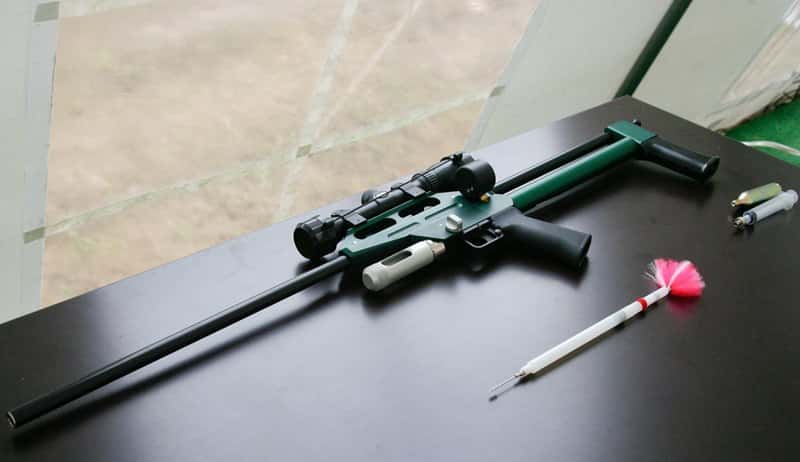 800px-Air_rifle_with_tranquilliser_dart