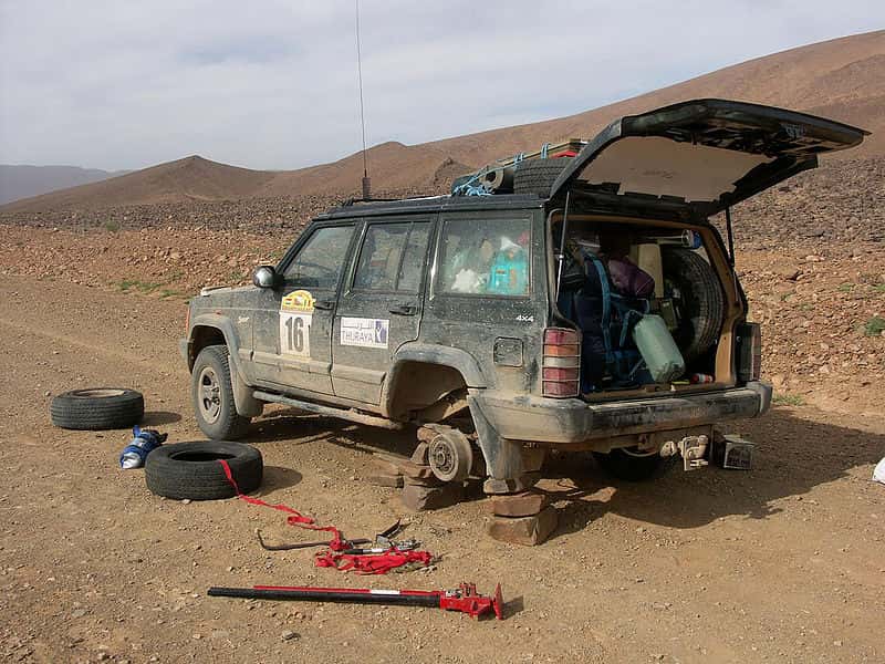 800px-Car_wheel_change_in_desert