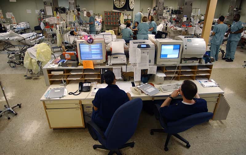 800px-US_Navy_030423-N-6967M-090_A_central_computer_system_monitors_the_heart_rates_of_each_patient_in_the_Intensive_Care_Unit_(ICU)_to_ensure_a_
