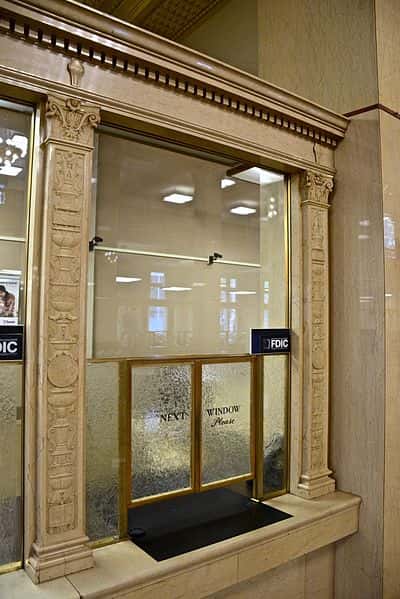 Teller_window_in_U.S._National_Bank_Building_-_Portland,_Oregon