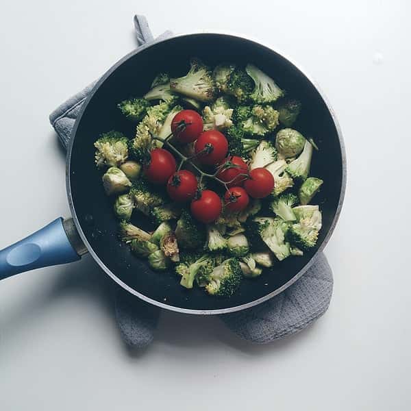 a019-jakubk-0013-broccoli-brussel-sprouts-tomatoes-pan
