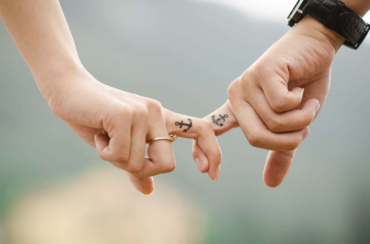anchor-couple-fingers-friends-38870