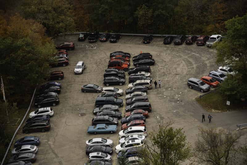 cars-and-people-in-the-parking-lot_800