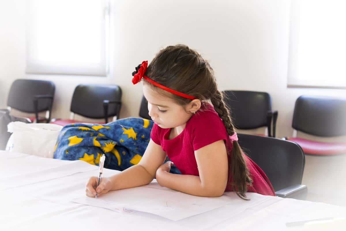 chairs_child_cute_girl_hairdo_kid_table_writing-923193 (1)