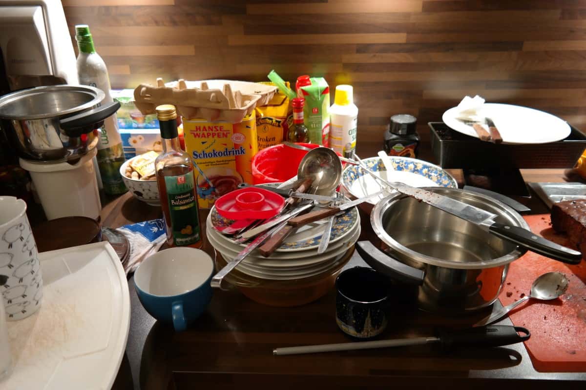 kitchen_a_mess_unclean_tableware_cookware_amp_kitchen_utensils_pots_plate_t-998471