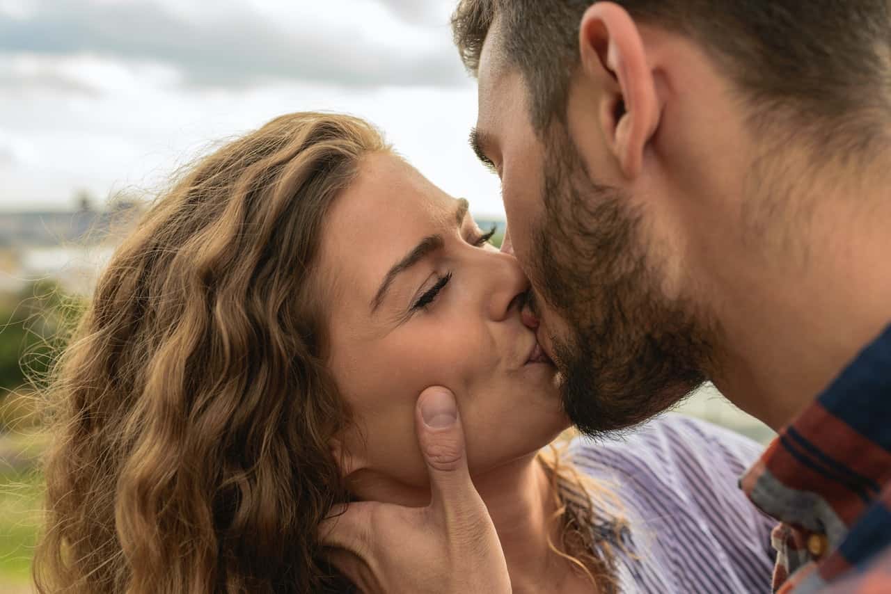 man-and-woman-kiss-each-other-984944