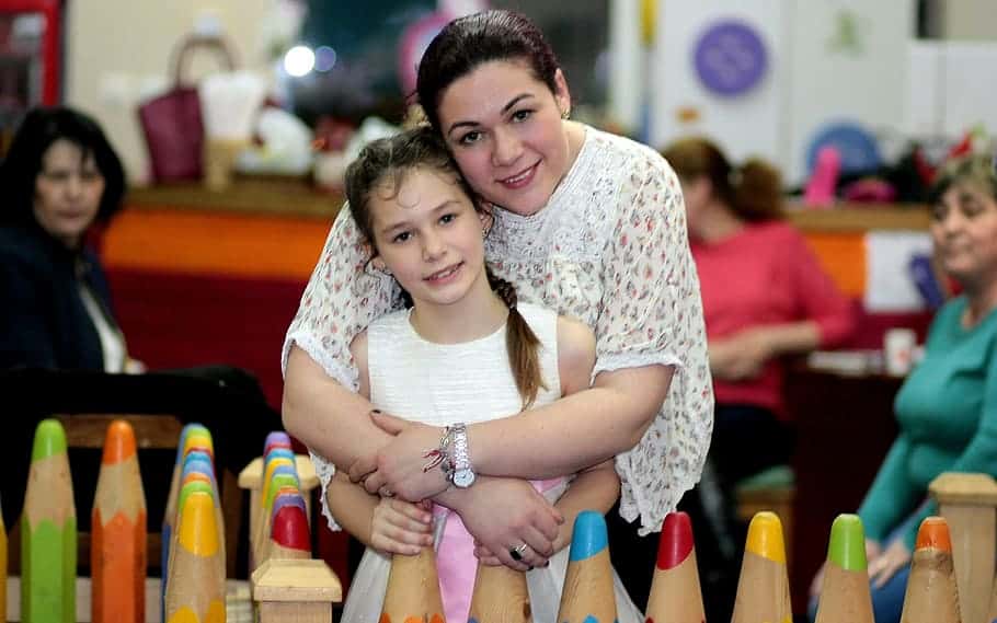 mom-daughter-love-family