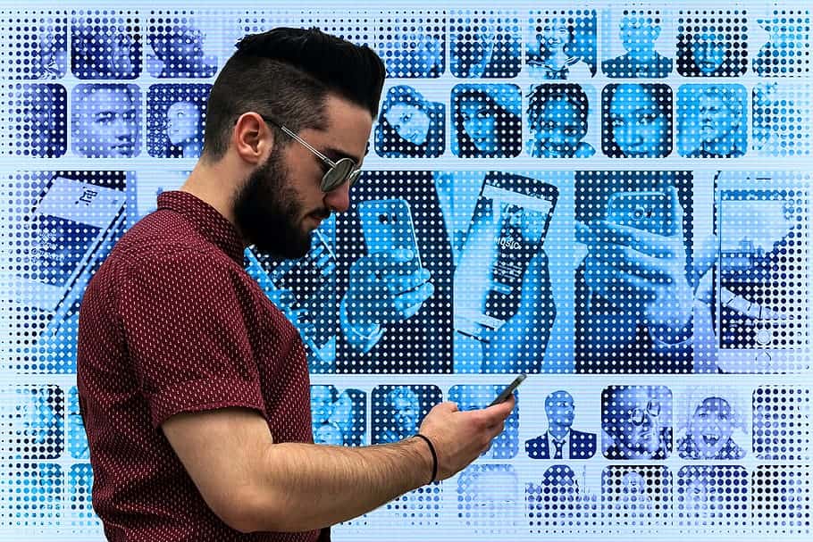 personal-network-smartphone-hand