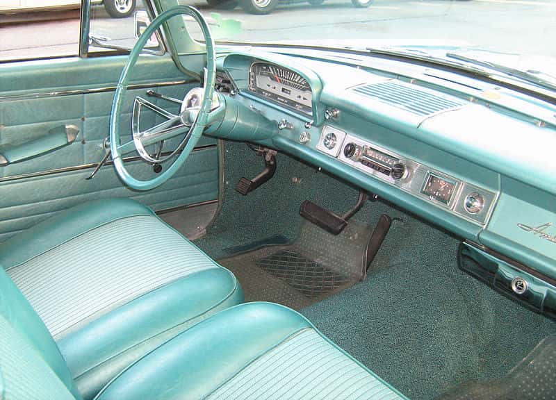 800px-1962_Rambler_Ambassador_2-door_sedan_Kenosha_green-i