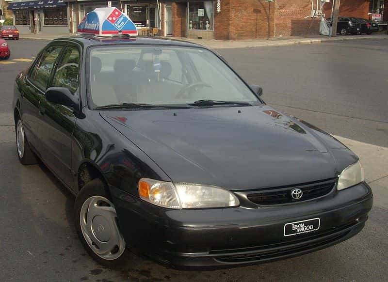 800px-'98-'00_Toyota_Corolla_(Domino's_Pizza)