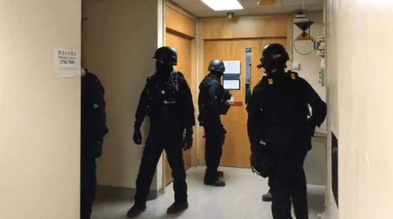 800px-Police_EOD_checking_in_HKPU_Lee_Shau_Kee_Building_inside1_20191128