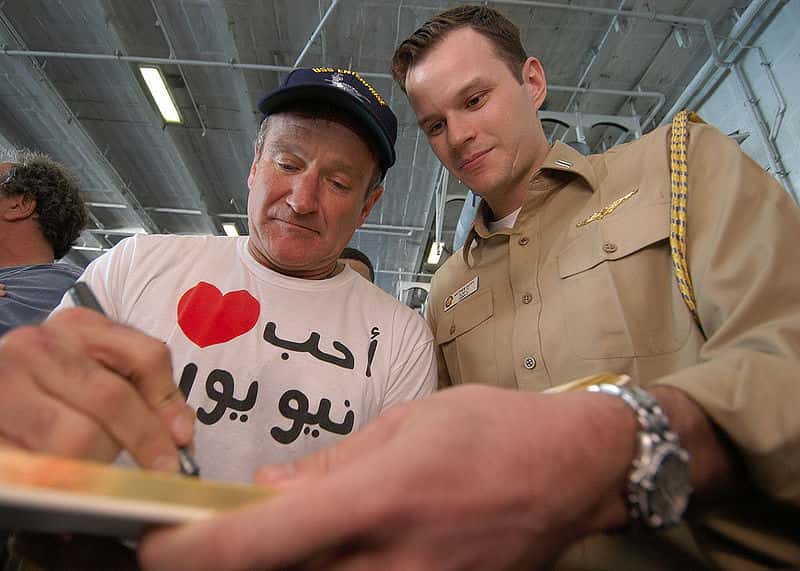 800px-Robin_Williams_USS_Enterprise