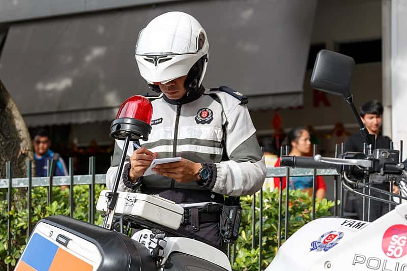 800px-Singapore_Police-Officer-issuing-a-ticket-01