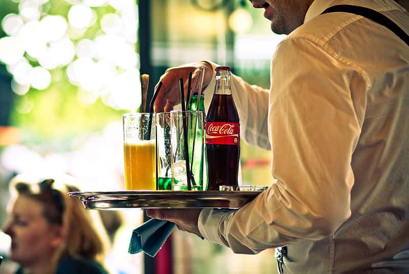 800px-Waiter_in_a_restaurant,_Paris_2011