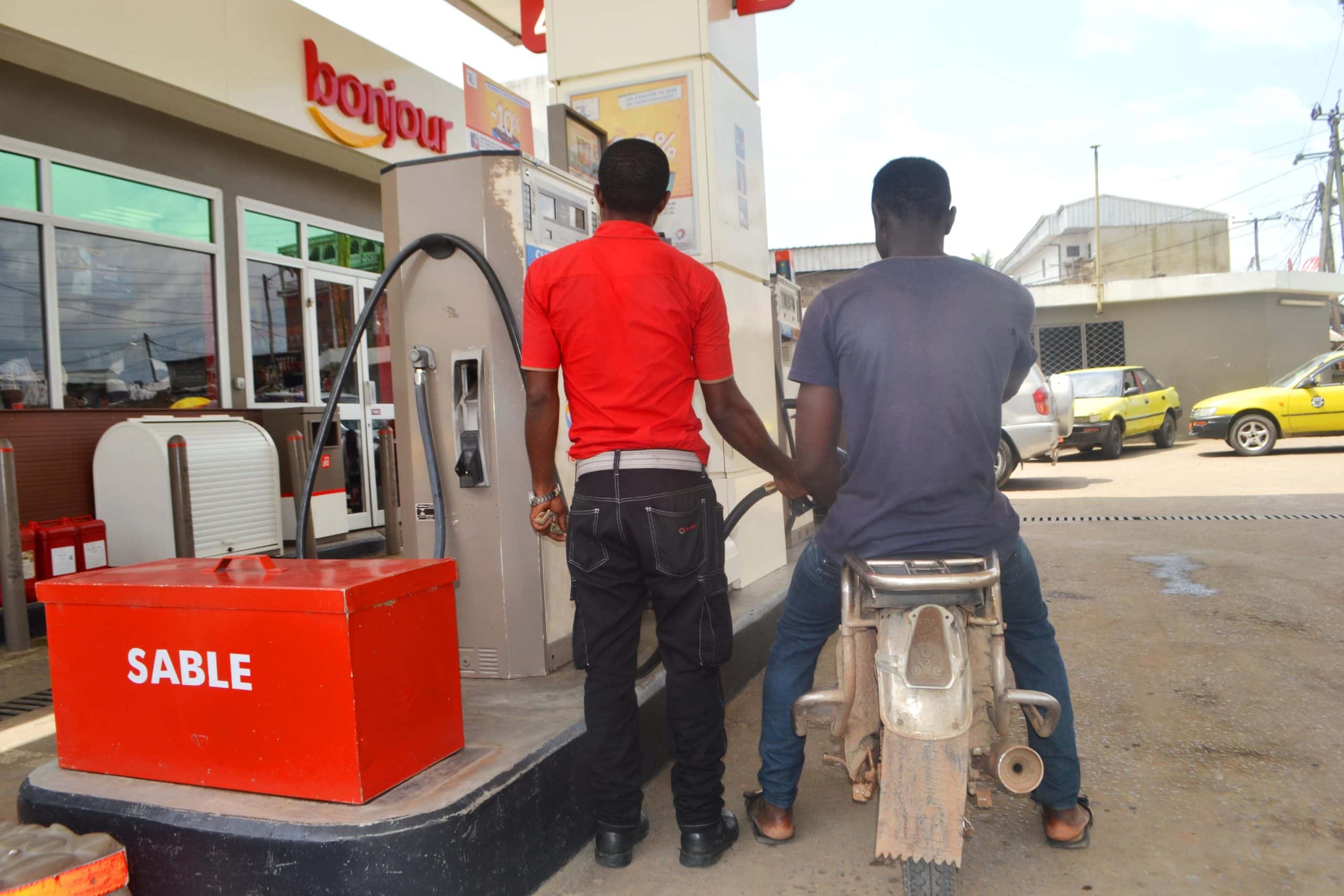 Pompiste_ravitalent_un_emoto_en_carburant