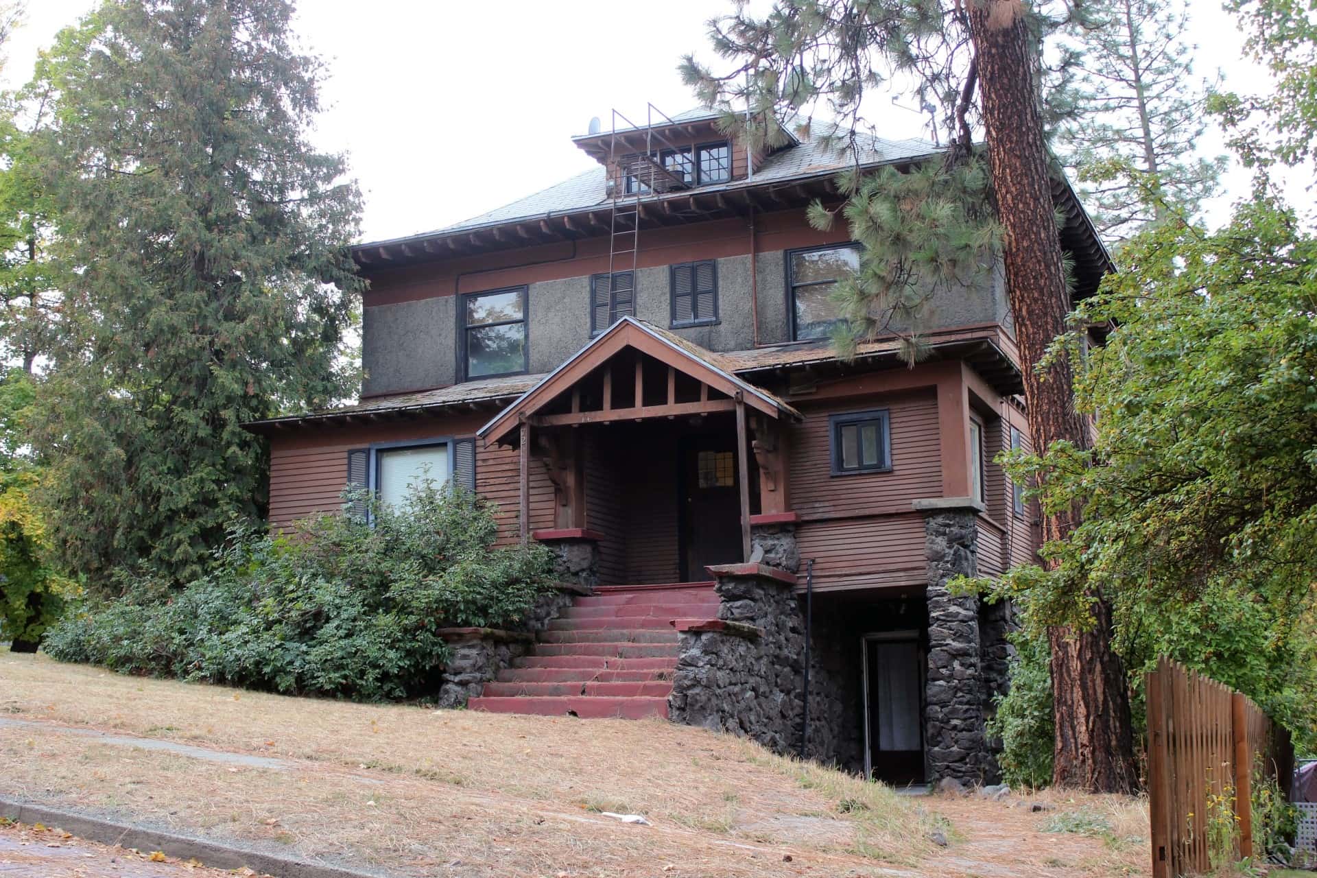 creepy-haunted-house