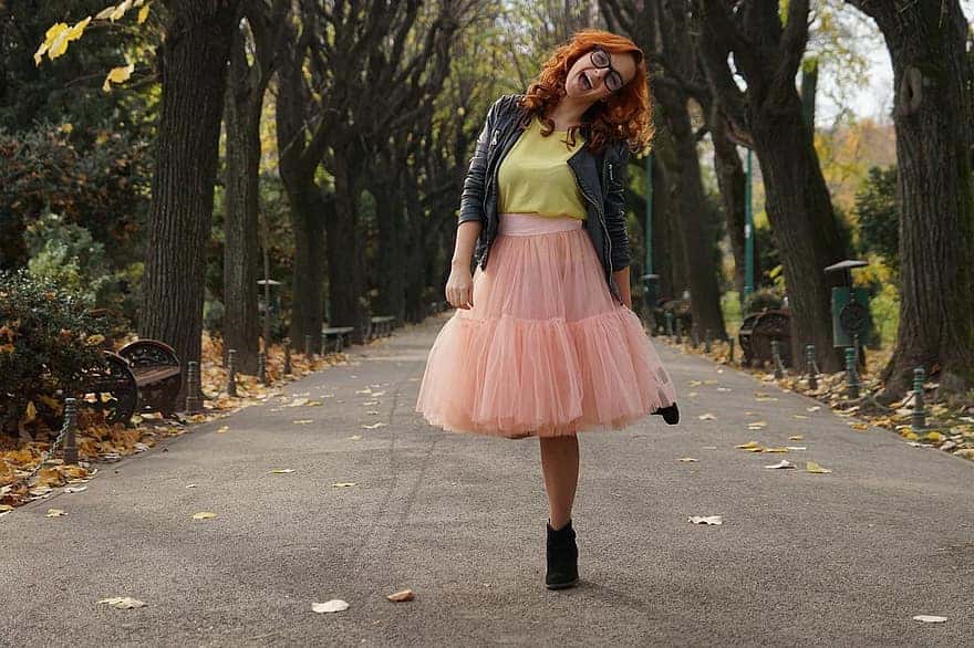 girl-net-skirt-trees-autumn-pink-skirt-fashion-park-ride-model