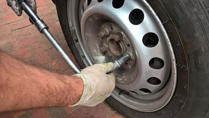 wheel-breakdown-auto-flat-tire-screw-mechanic-mechanics-workshop-car