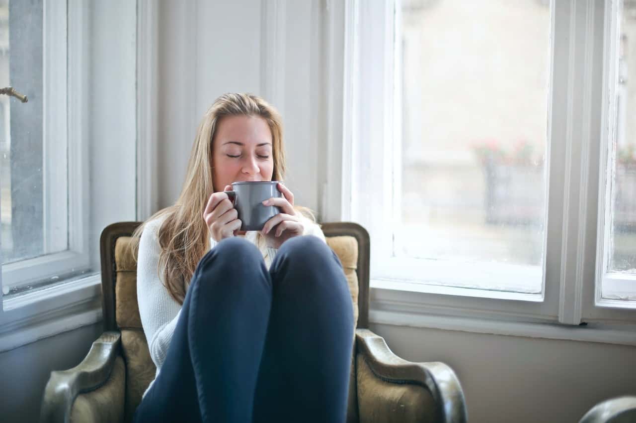 woman-holding-gray-ceramic-mug-846080
