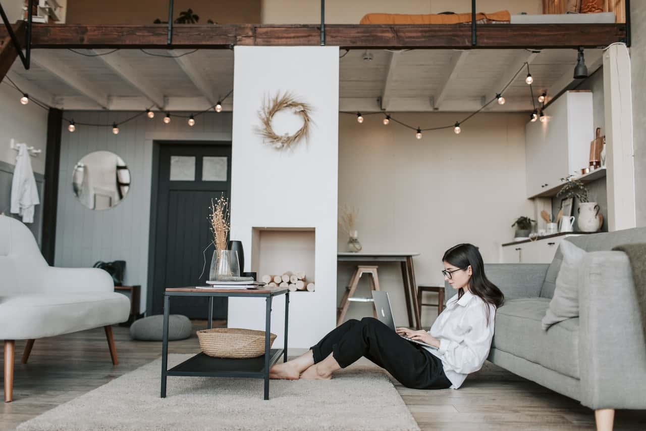 woman-sitting-on-the-floor-using-a-laptop-4050299