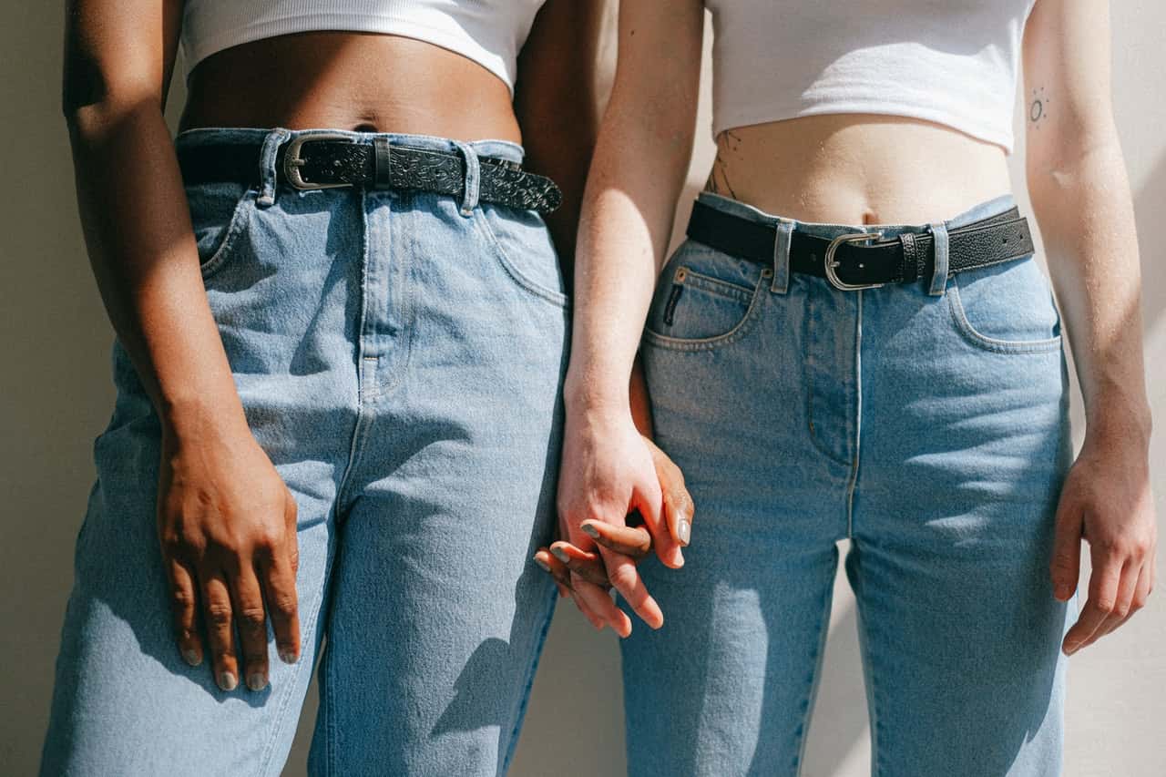 women-holding-hands-4557647