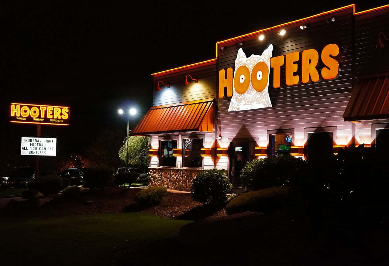 1280px-Hooters_Restaurant