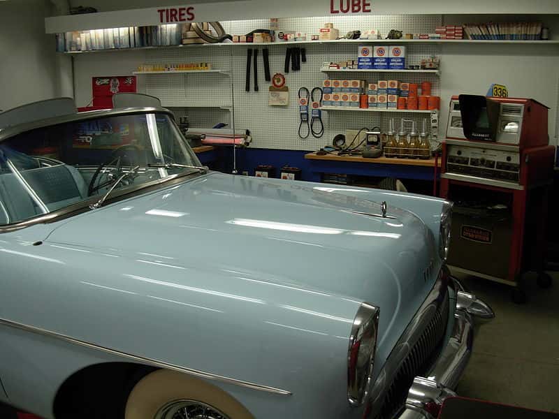 800px-1954_Buick_100_Skylark_Sports_Car_in_an_Old_Garage_(1418461609)