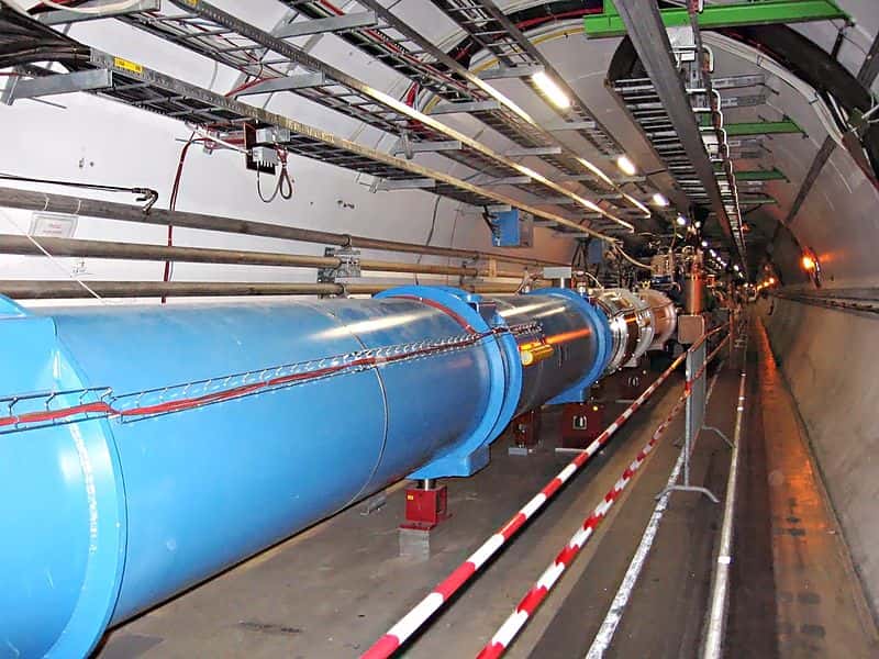 800px-CERN_LHC_Tunnel1