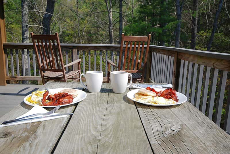 800px-Cabin_35_-is_3_bedroom-breakfast_coffee_porch_Douthat_State_Park_(16838027393)
