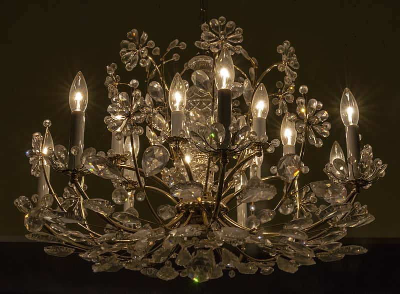 800px-Electric_chandelier_with_glass_prisms
