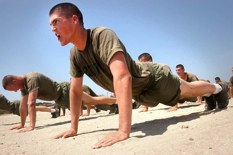 800px-Marines_do_pushups