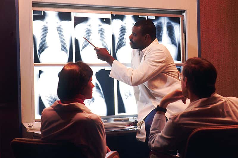 800px-Radiologist_examines_chest_x-rays