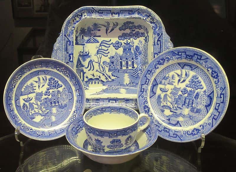 Blue_Willow_china,_c._late_1800s,_Lahaina_Heritage_Museum