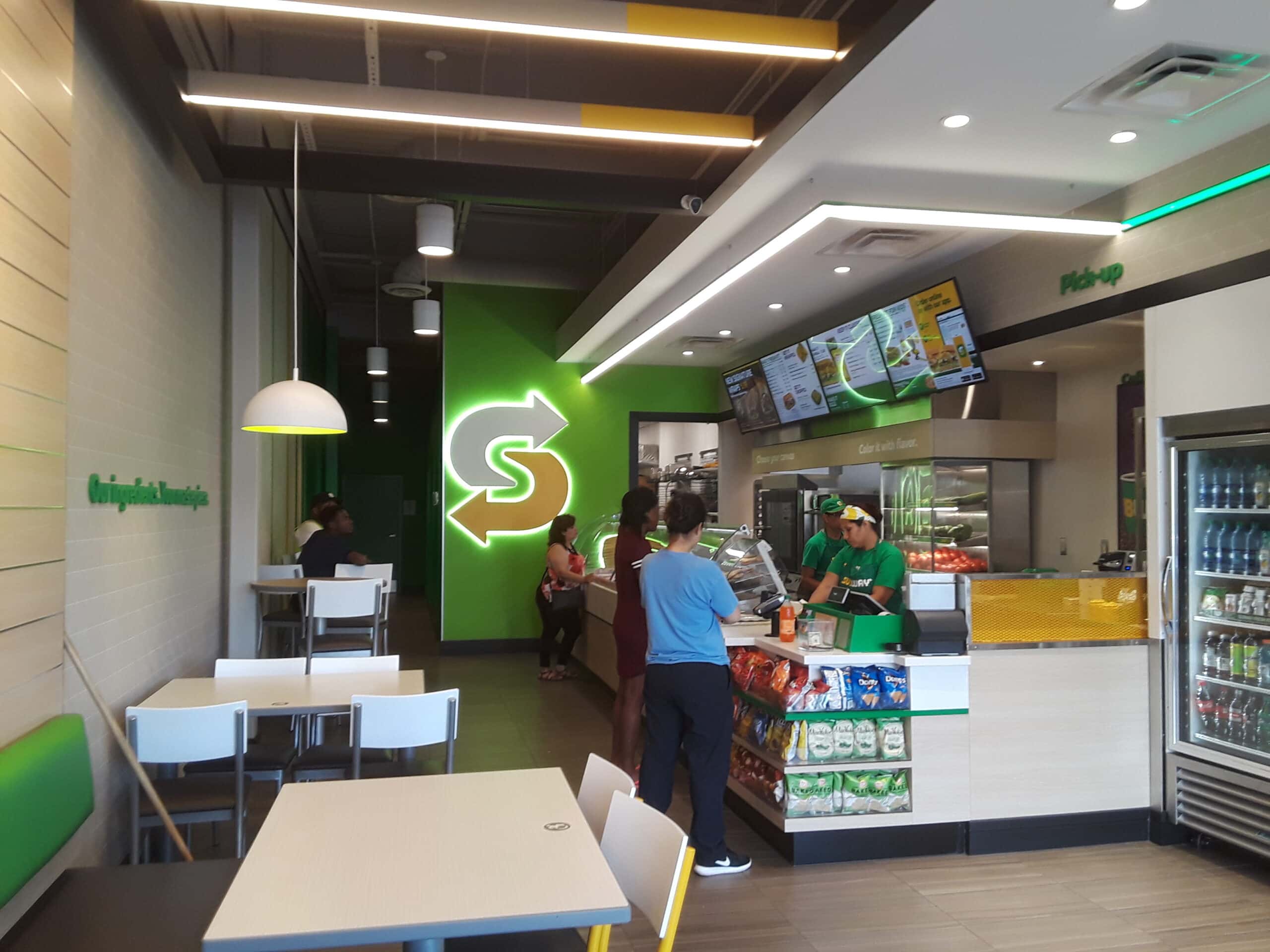 Counter_and_customers,_new-style_Subway_restaurant