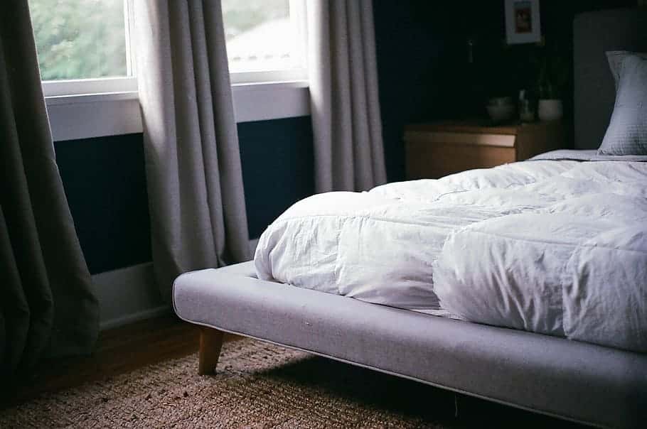 bedroom-curtain-bed-window