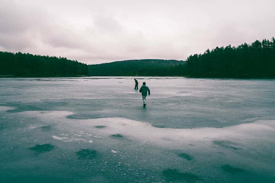frozen-lake-children-playing-walking