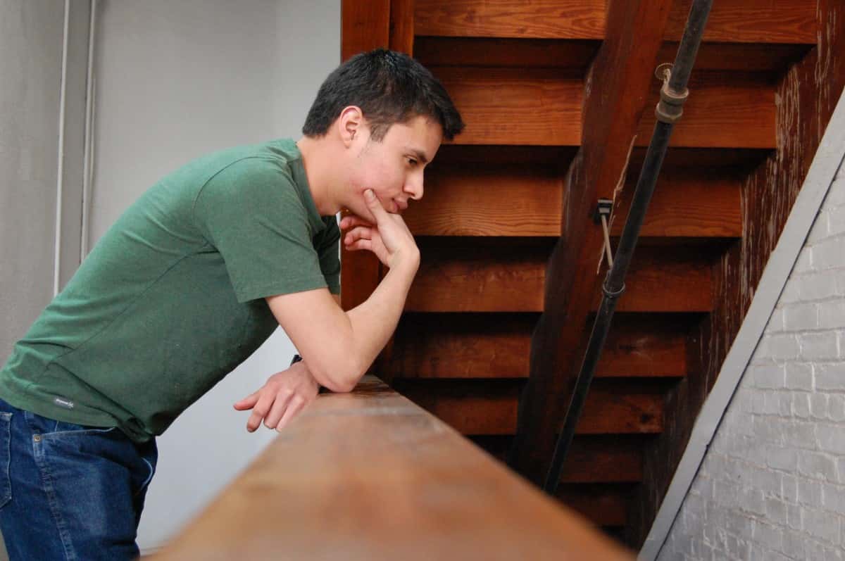 frustration_thinking_worried_depression_young_man_sadness_man_thinking-646469