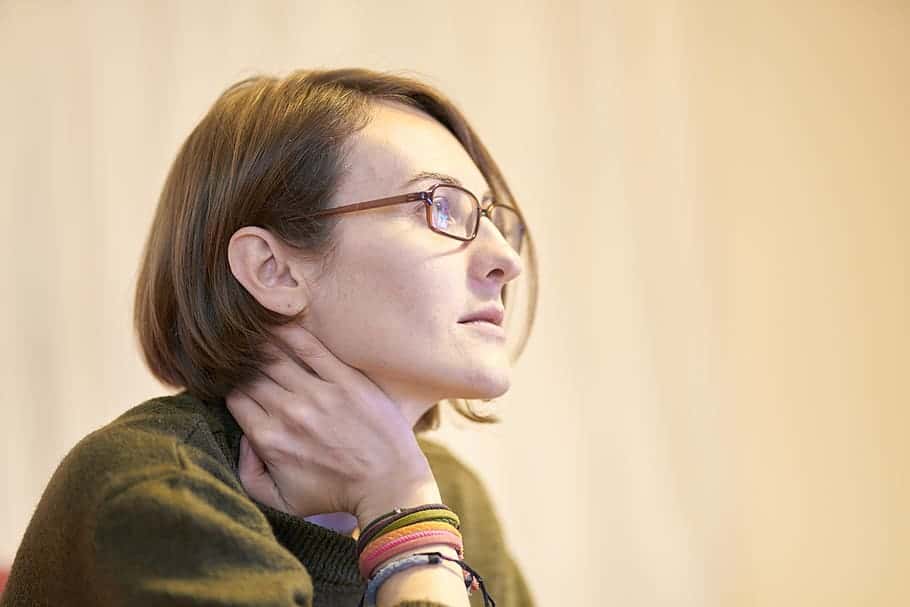 woman-young-portrait-overview