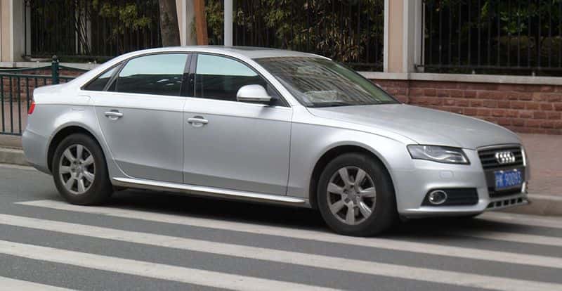 800px-Audi_A4L_B8_02_China_2012-04-14